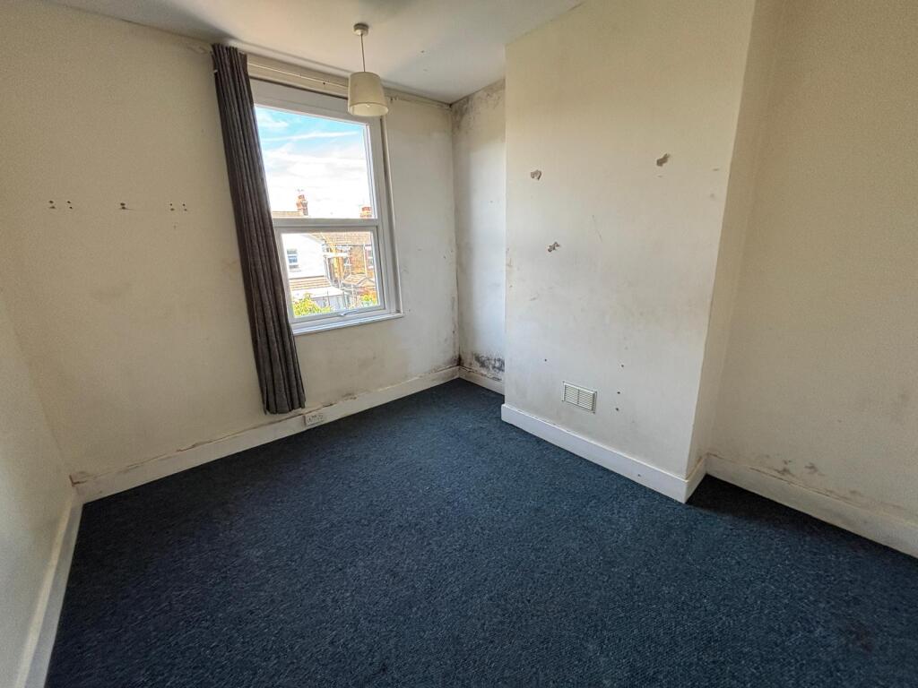 33A Macdonald Avenue, Westcliff-On-Sea, Essex SS0 9BW photo 4