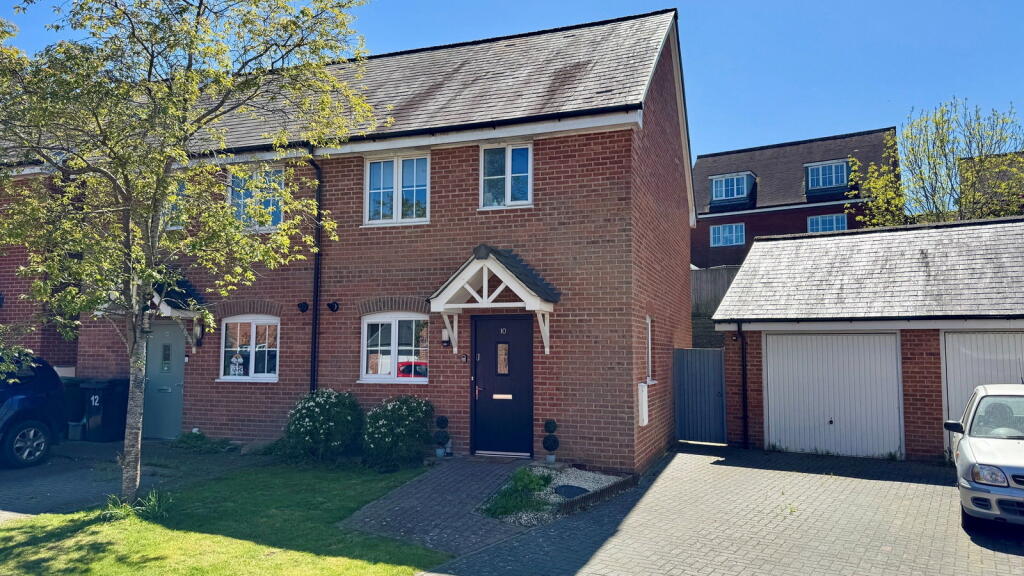 2-bed semi-detached on Goshawk Road, Bishops Green, Newbury, RG20 4AH, £340,000