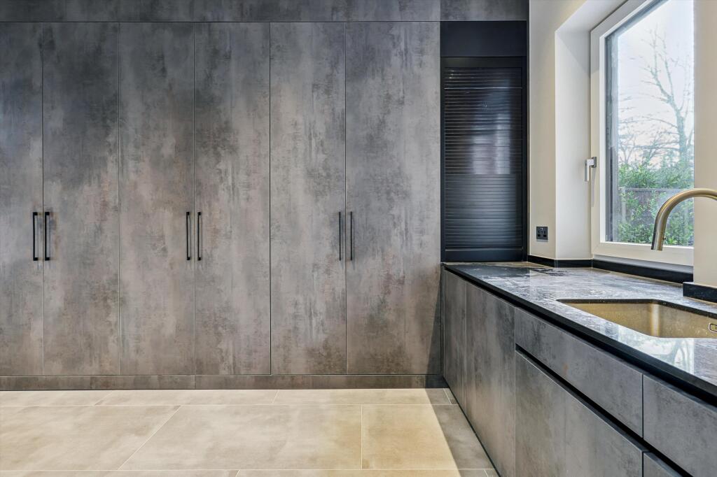 House in Kingston upon Thames - More