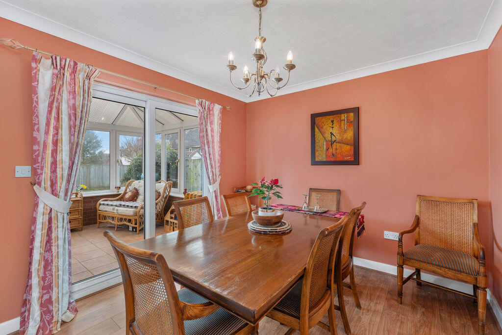 2, Astrop Gardens, Kings Sutton - 5 Bedrooms photo 4