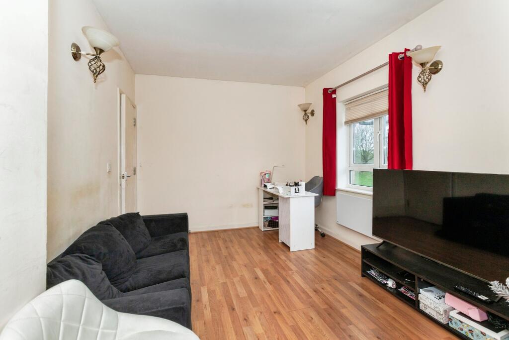 Sovereign Heights, Slough, SL3 photo 4