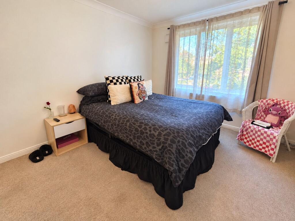 Apartment in Woking, Mount Hermon, Westfield - View 2