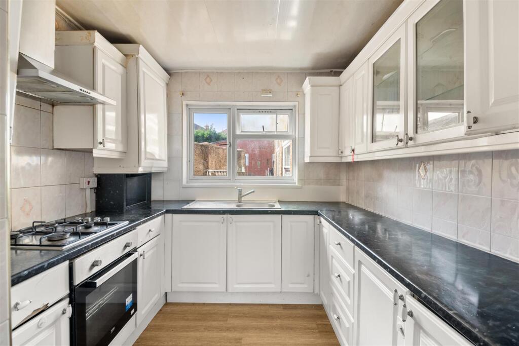 House in London, Hillingdon - View 2