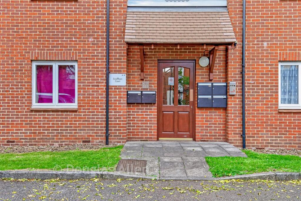 Apartment in Romford - More