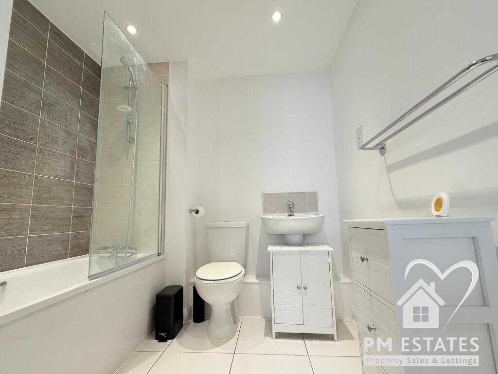 Newland Avenue, Bishop's Stortford, Hertfordshire, CM23 - More