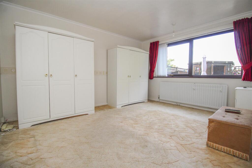 Apartment in Harlow, Bush Fair - View 4