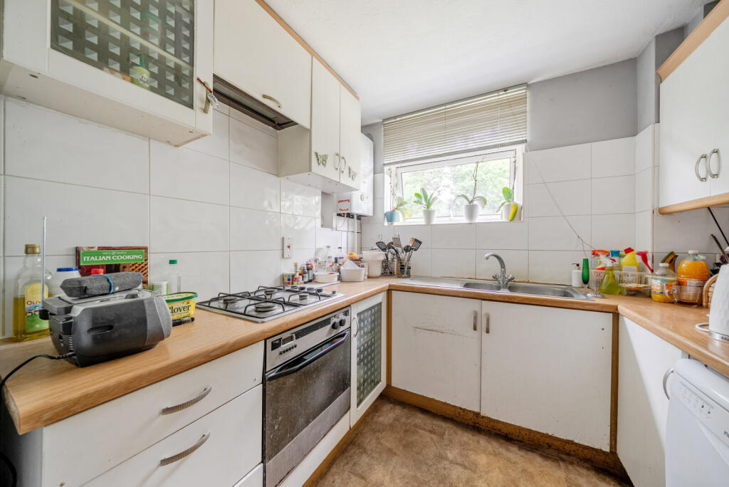 Apartment in Elmbridge, Weybridge - View 2