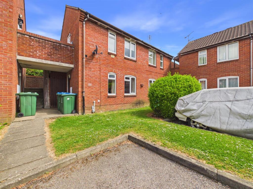 Studio flat on Langstone Court, Cleveland Park, Aylesbury, £115,000