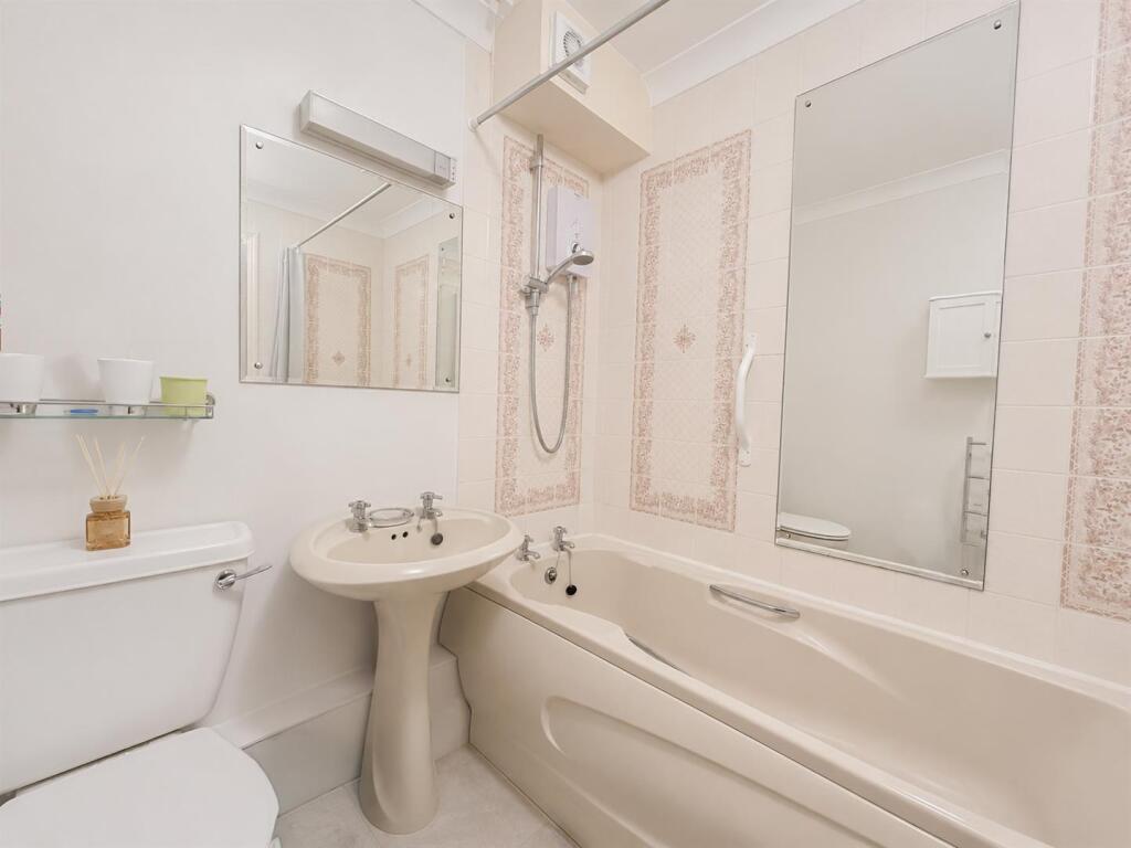 Apartment in Bexhill-on-Sea, Collington - More