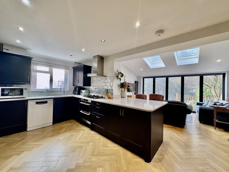 Popular Location - Stunning House photo 4