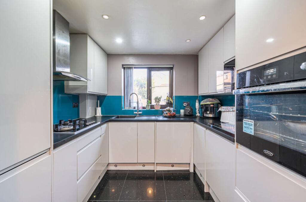 3-bed house on Pendall Close, Barnet, EN4, £550,000