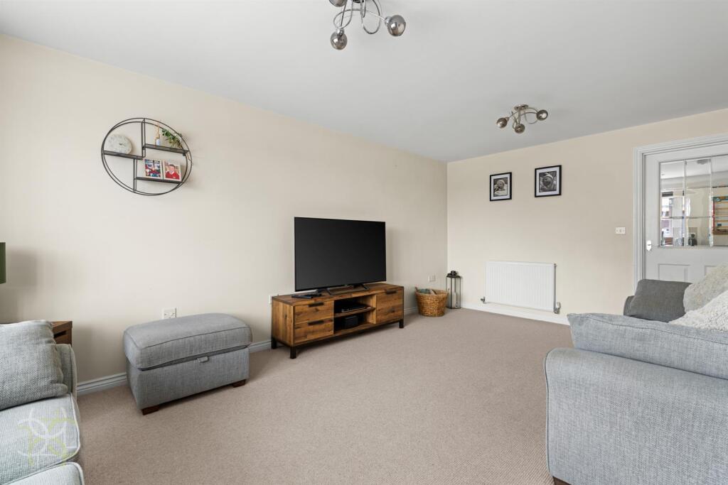 Crump Way, Evesham photo 3