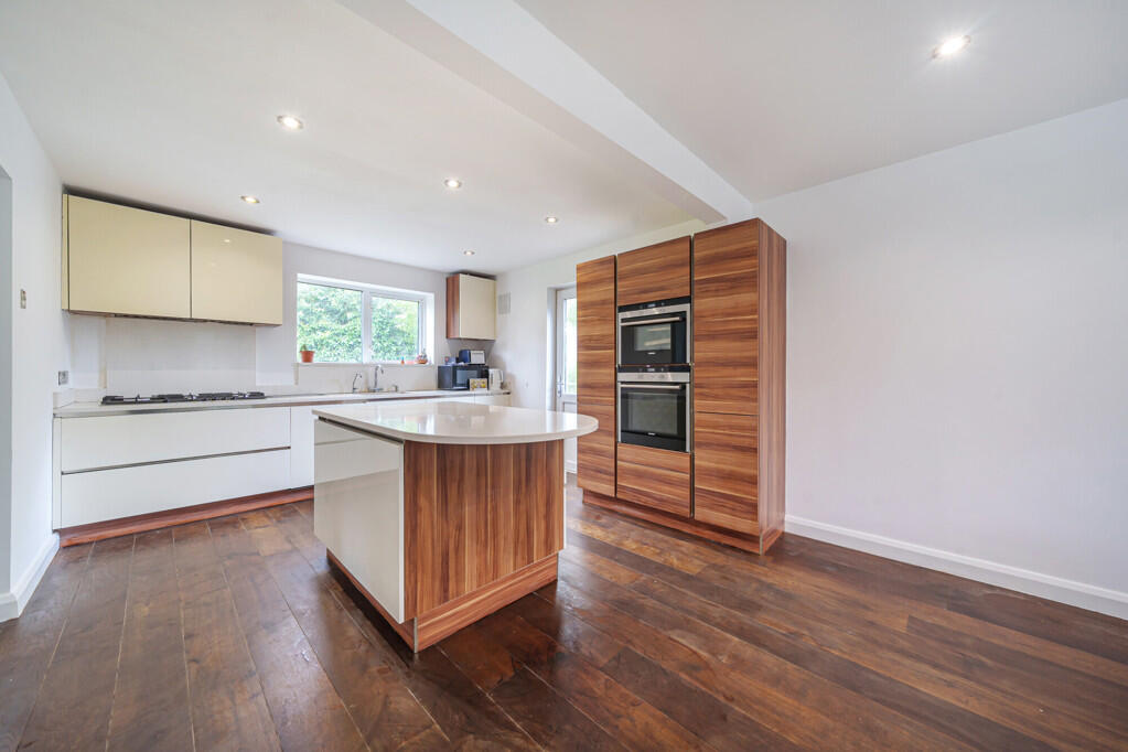 Avior Drive, Northwood, Hertfordshire photo 2