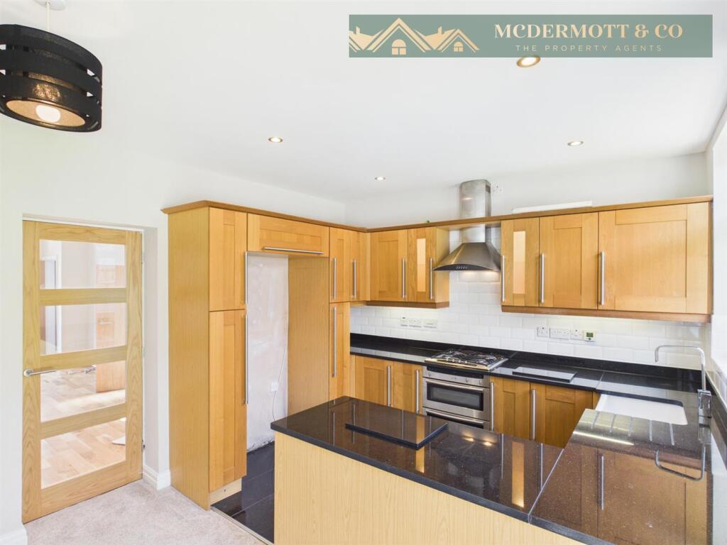 House in Oldham, Hollinwood - View 4