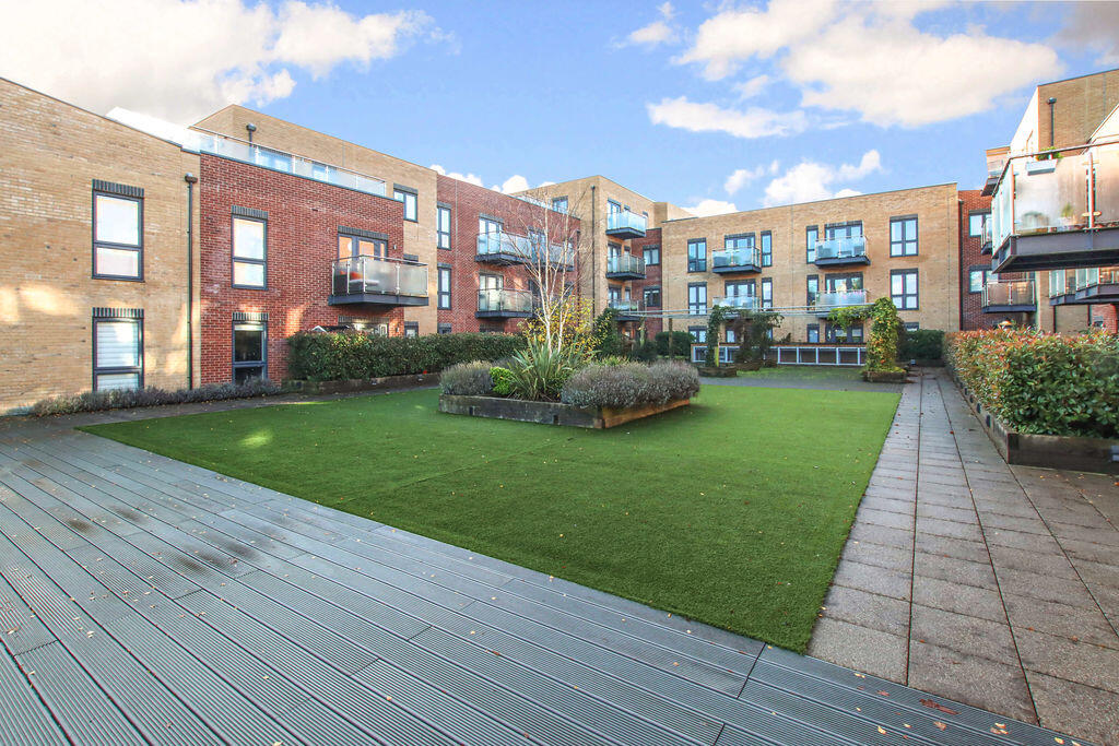 Apartment in Dacorum, Hertfordshire - More