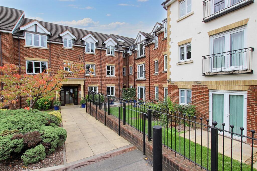1-bed house on Bath Road, Calcot, Reading, £90,000