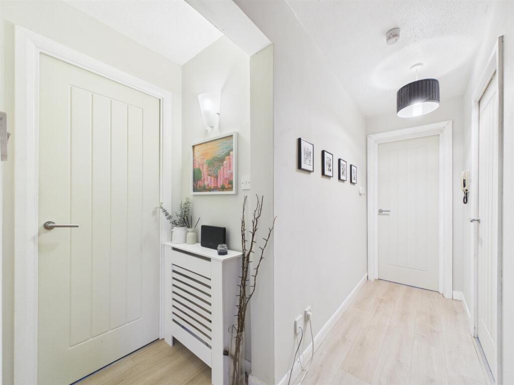 Apartment in Paisley, Renfrewshire - More