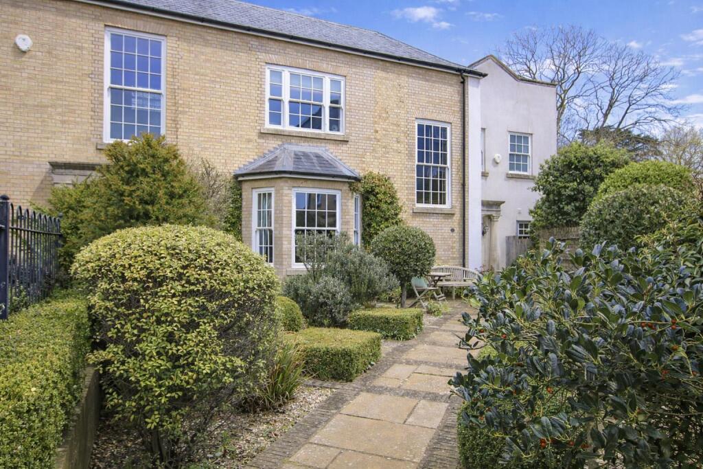 4-bed house on Carlton Park, Suffolk, £650,000