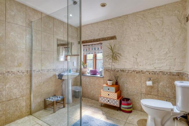 Cottage 2 Bathroom.jpg