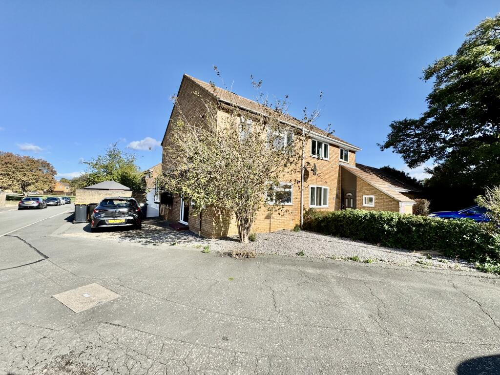 3-bed semi-detached on Hindburn Close, Bedford, £320,000