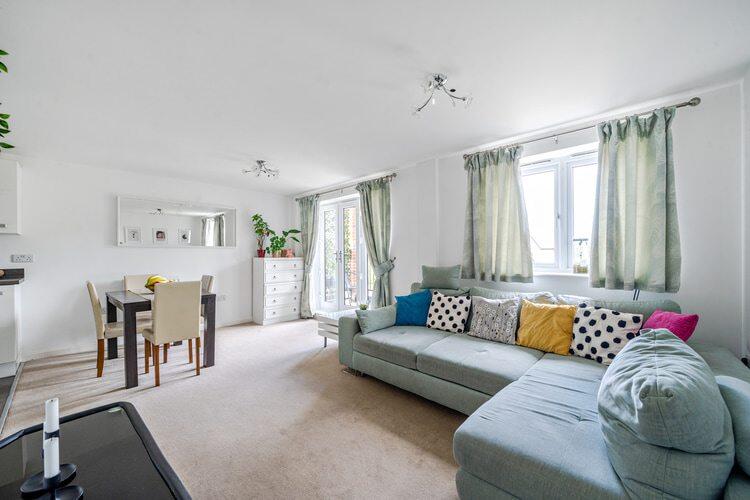 Apartment in Wokingham, Emmbrook - View 2