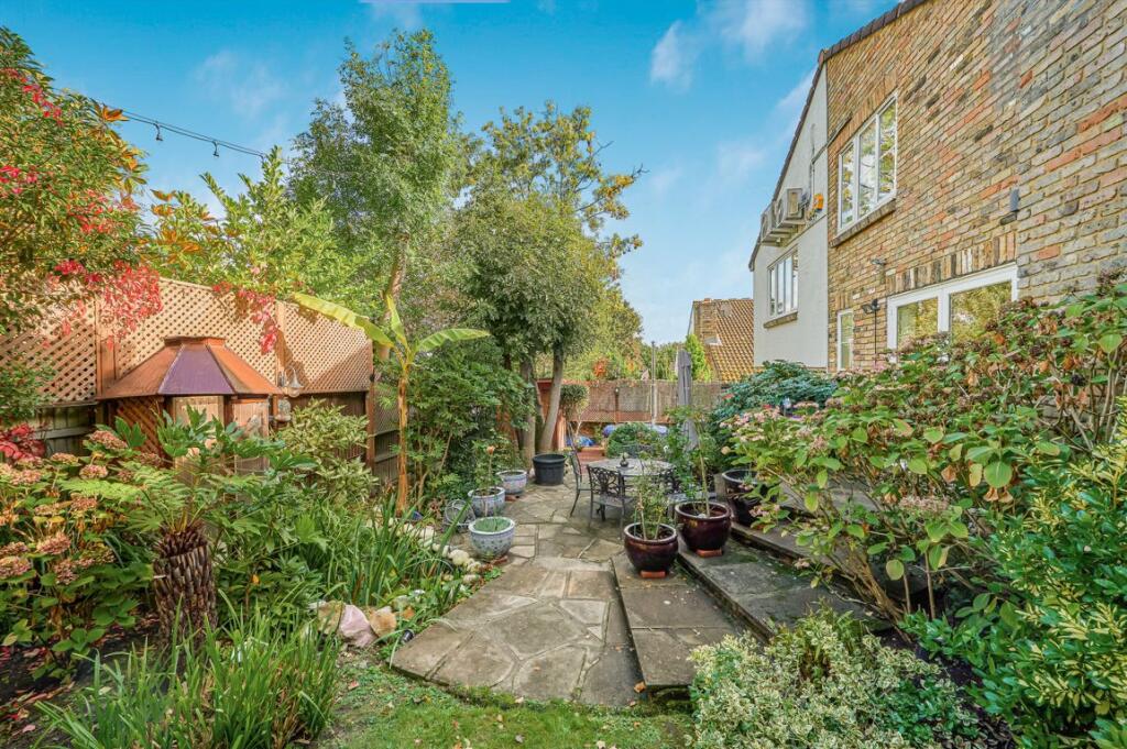 House in Kingston upon Thames, Coombe - More