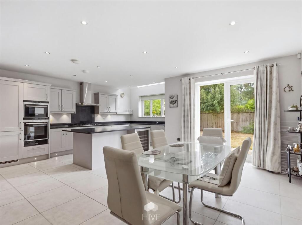 Dormy Crescent, Ferndown photo 4