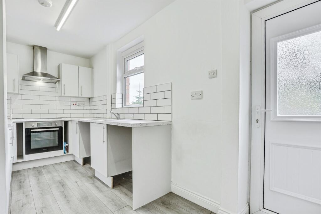 House in Wakefield, Flanshaw - View 4