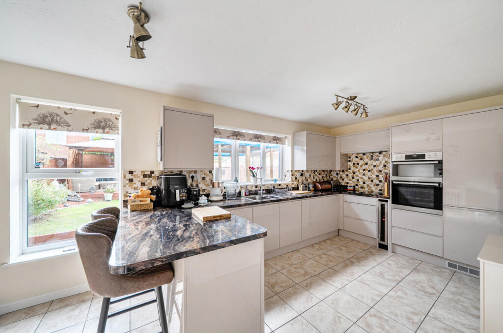House in Swindon, Haydon Wick - View 4