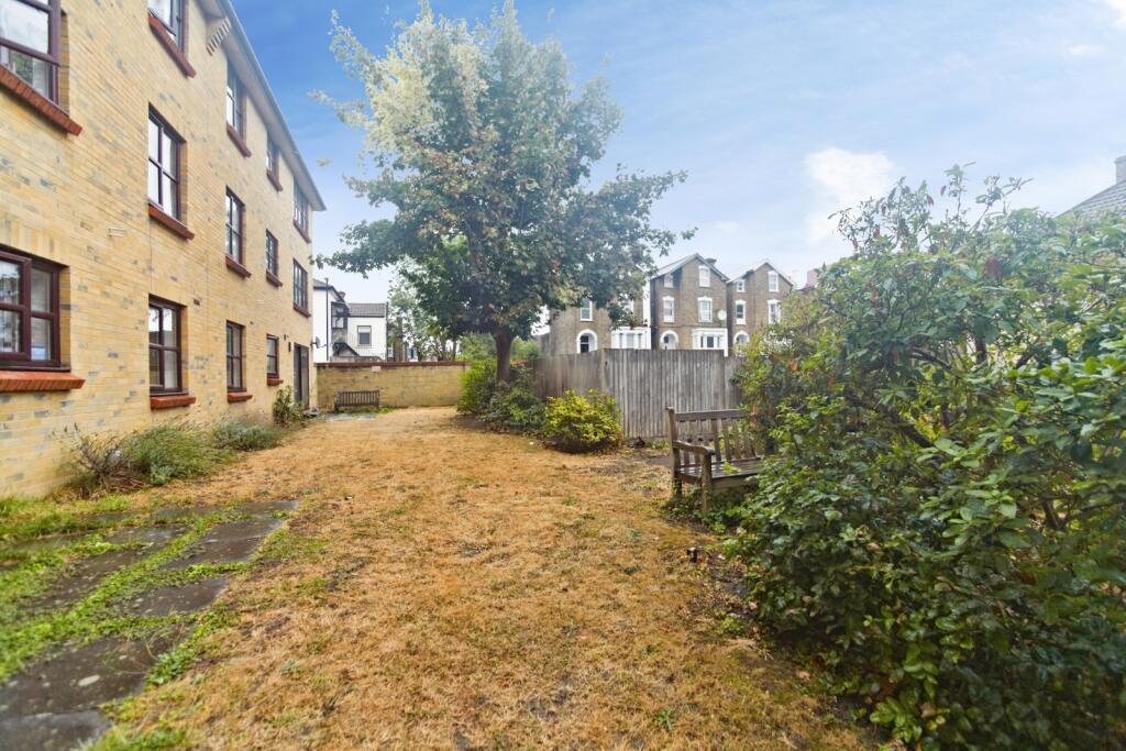 Apartment in Croydon - More