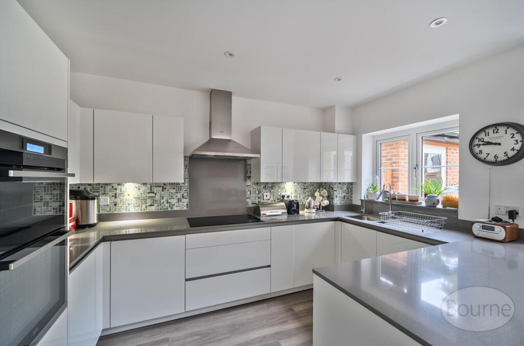 Charrington Close, Alton, Hampshire, GU34 photo 3