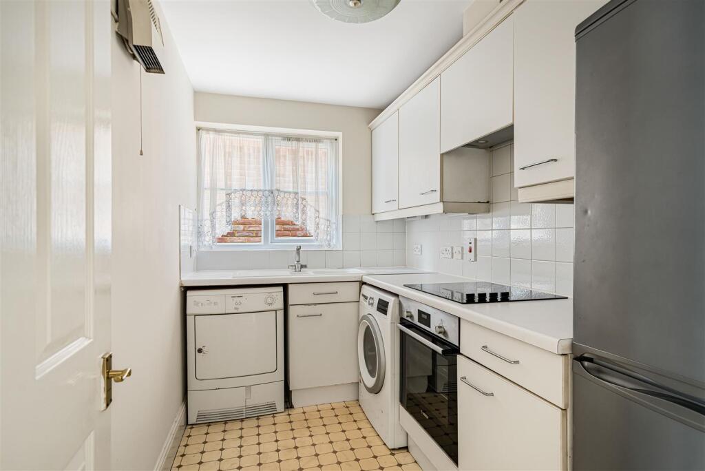 Apartment in Slough, Windsor and Maidenhead - View 4