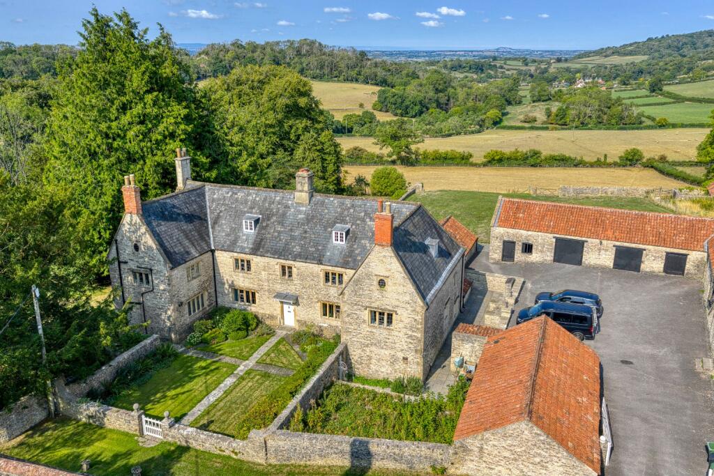 Manor house with circa 26 acres, a mile from Wells photo 2