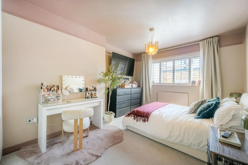 Apartment in Slough - View 5