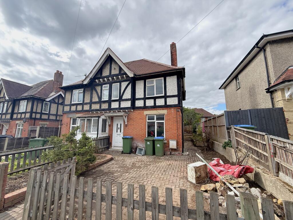 3-bed semi-detached on Lobelia Road, Southampton, £170,000