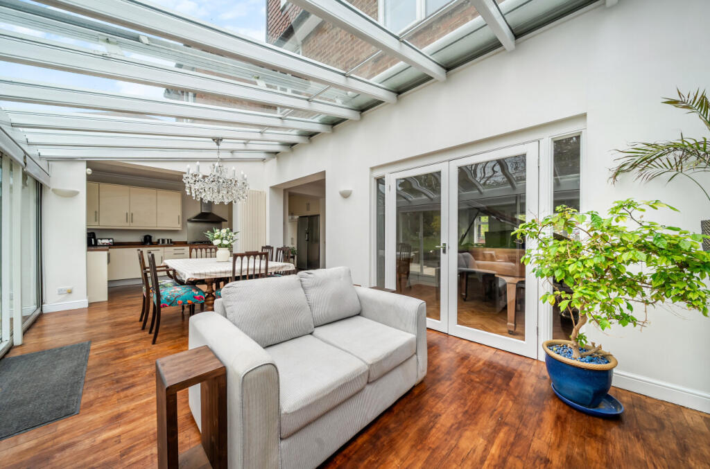 House in London, Tubbenden, Crofton - More