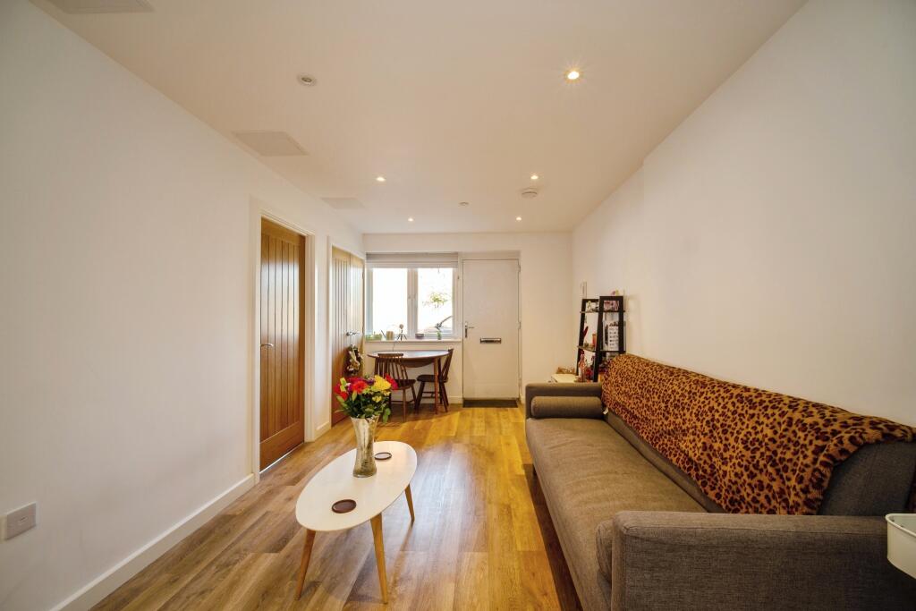 111 Chertsey Road, Woking, GU21 photo 3