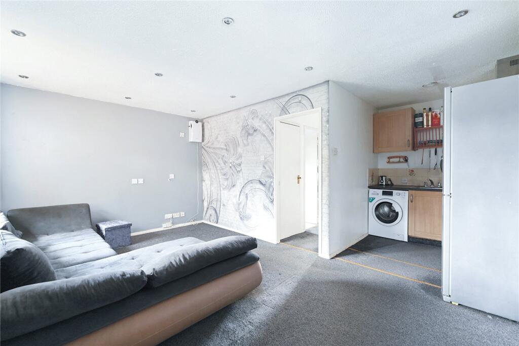 Apartment in Spelthorne, Surrey - View 4