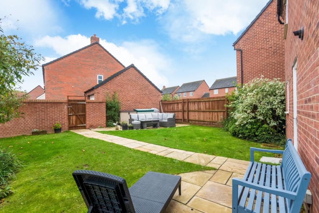 Rochester Close, Meon Vale - View 6