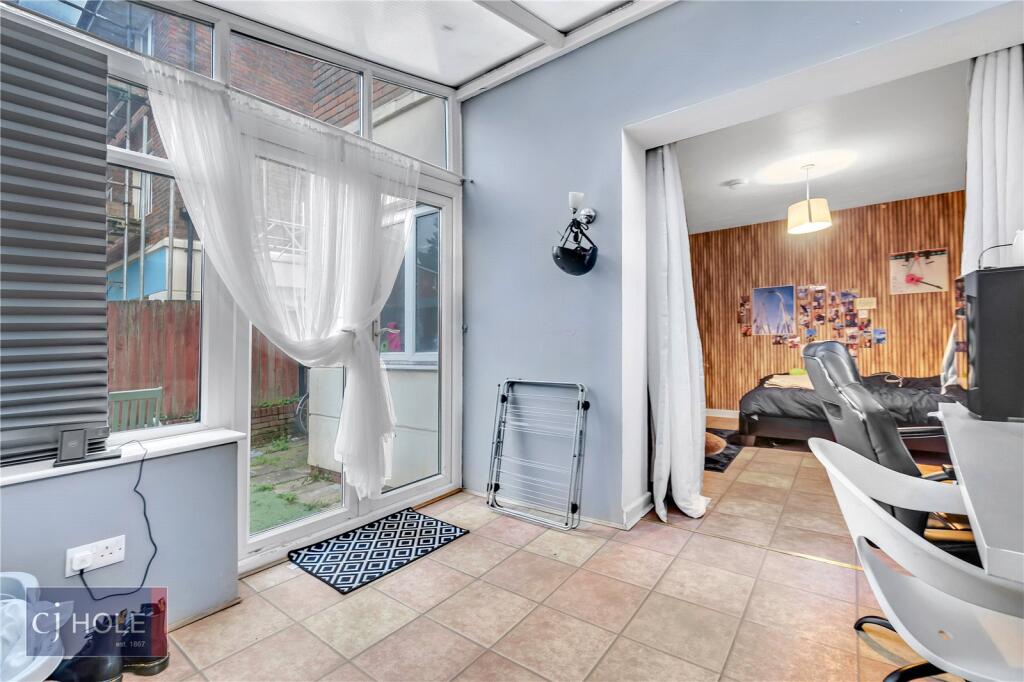 5 bedroom semi-detached house for rent