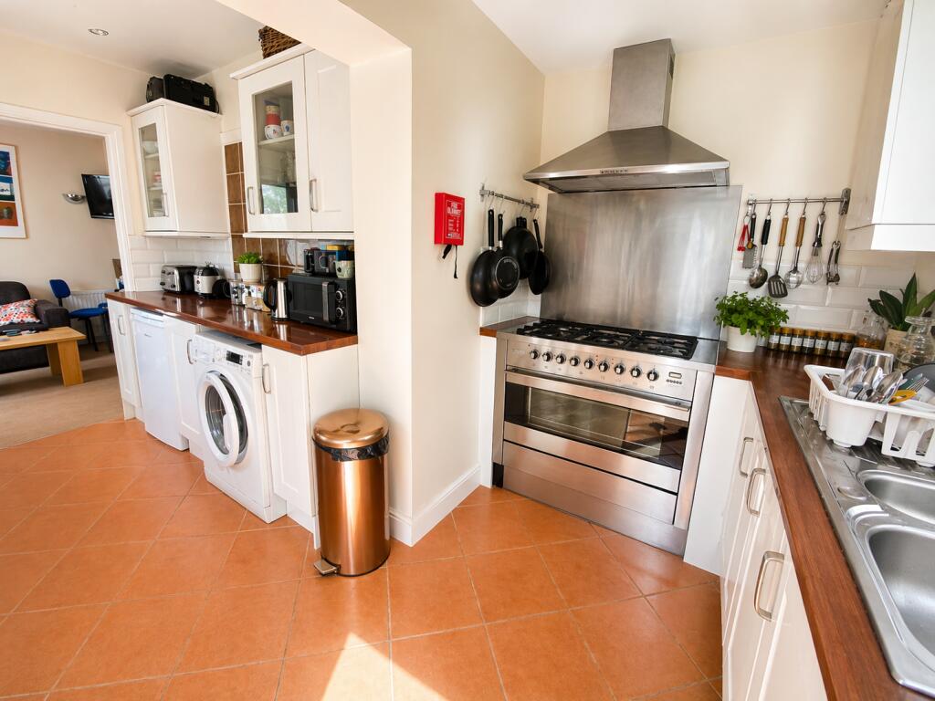 5 bedroom semi-detached house for rent