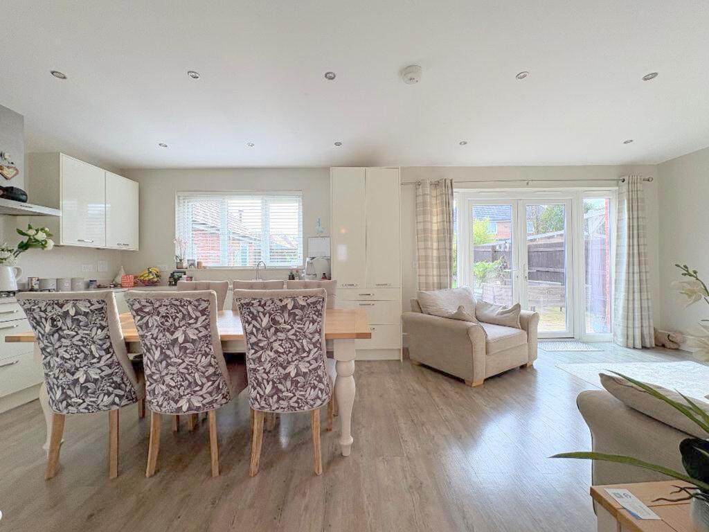 Dove Close, Caddington, LU1 photo 3