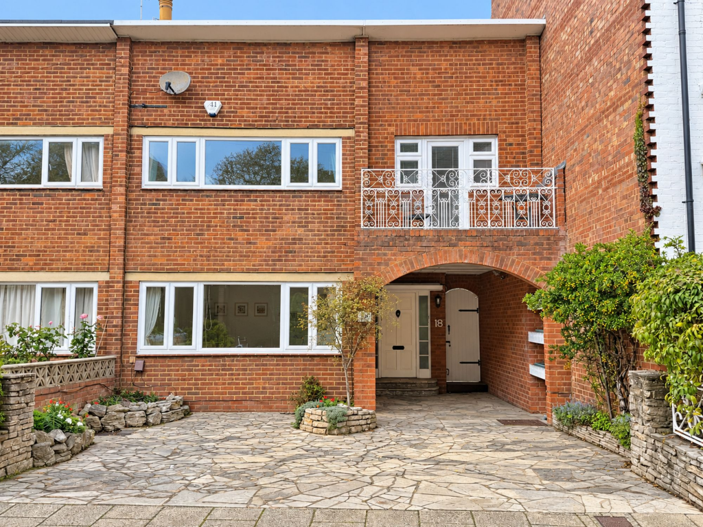 4 Bedroom Semi-Detached in PO5 3DE