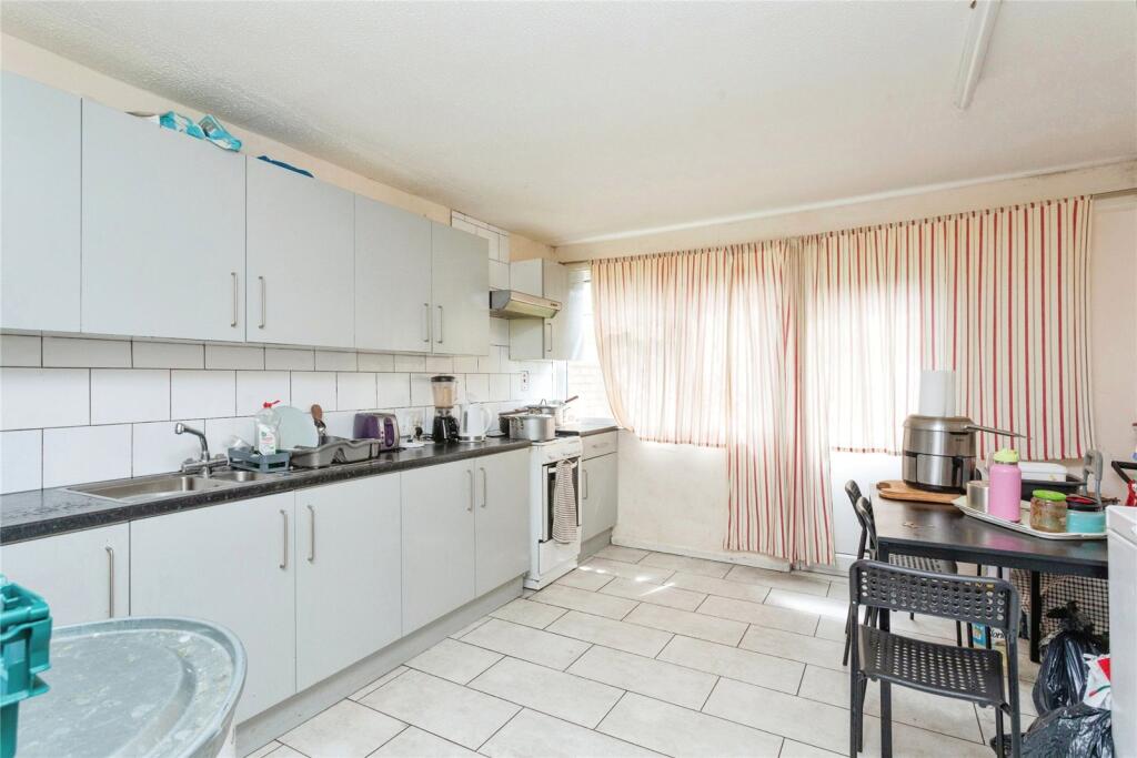 Penryn Avenue, Fishermead, Milton Keynes, Buckinghamshire, MK6 photo 3