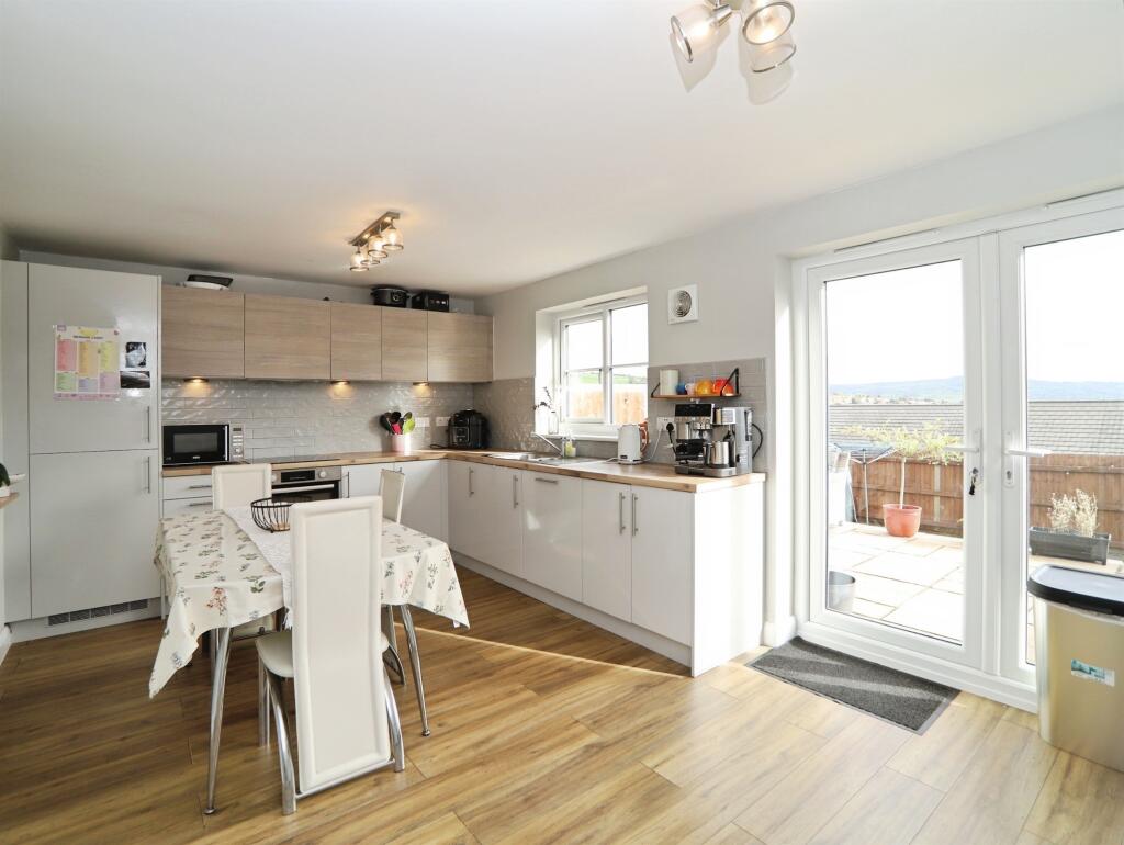House in Caerphilly, Hendredenny, Penyrheol Trecenydd & Energlyn - More