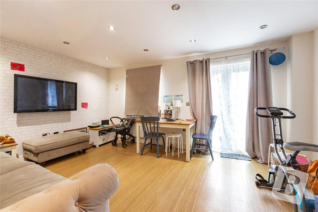 Mellowes Road, Hornchurch, RM11 photo 3