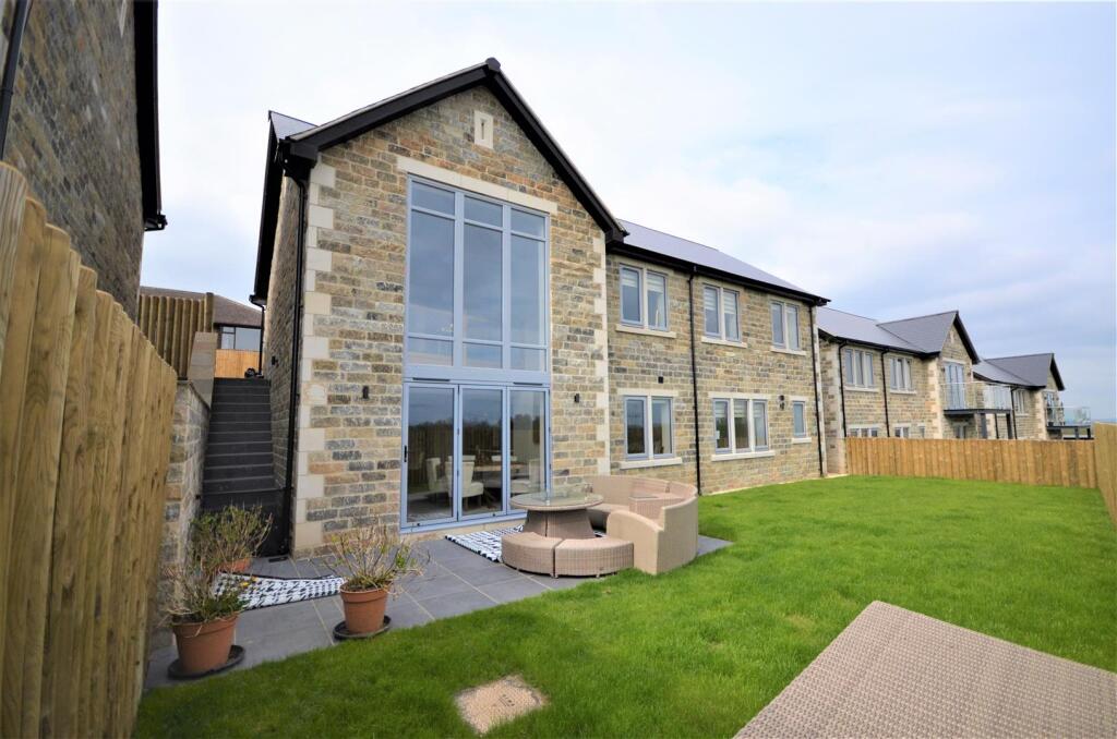 Main image of property: 8 Pavilion View, Southowram, Halifax