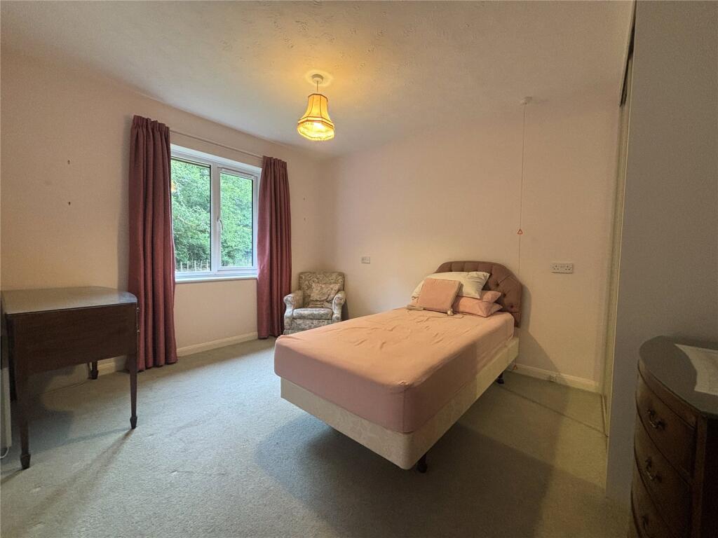 Berry Court, Hook, Hampshire, RG27 photo 3