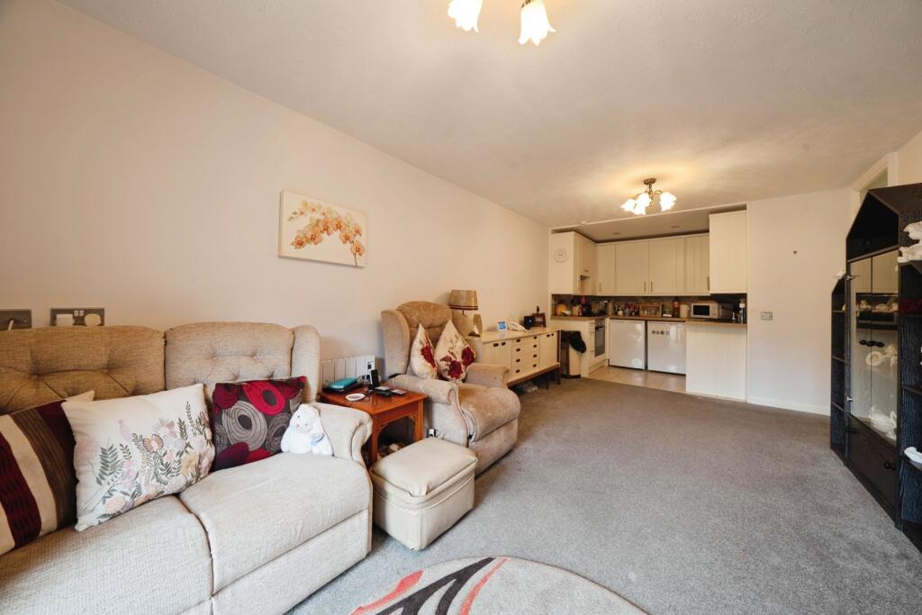 Apartment in Runnymede, Addlestone - View 4