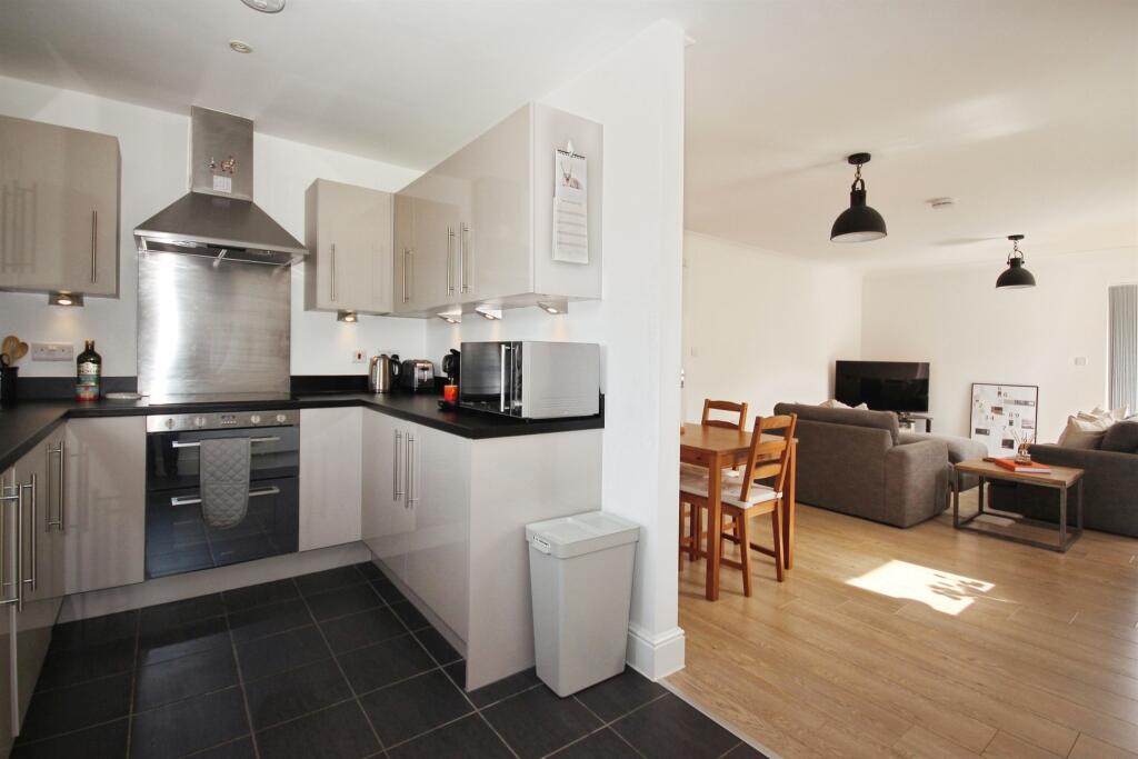 Apartment in Warwick - View 2